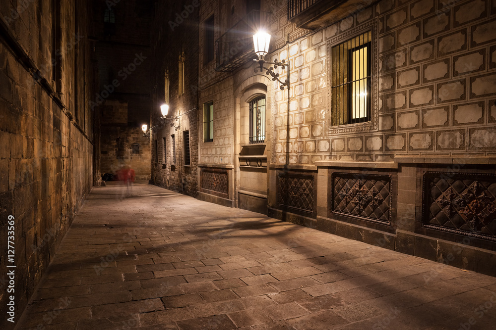 Obraz premium Ulica w dzielnicy gotyckiej Barcelony w nocy