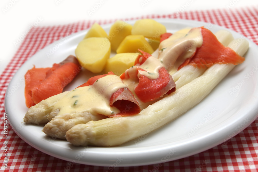 Spargel mit Räucherlachs und Kartoffeln Spargel mit Räucherlachs und Kartoffeln