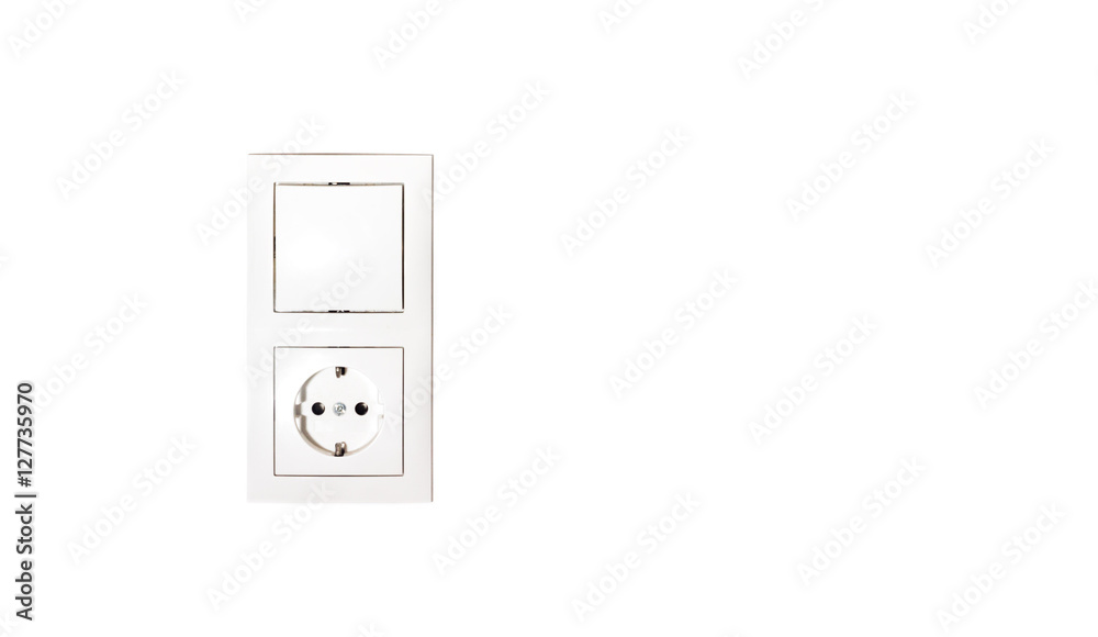 Steckdose und Lichtschalter auf weißer Wand, freigestellt Steckdose und Lichtschalter auf weißer Wand, freigestellt