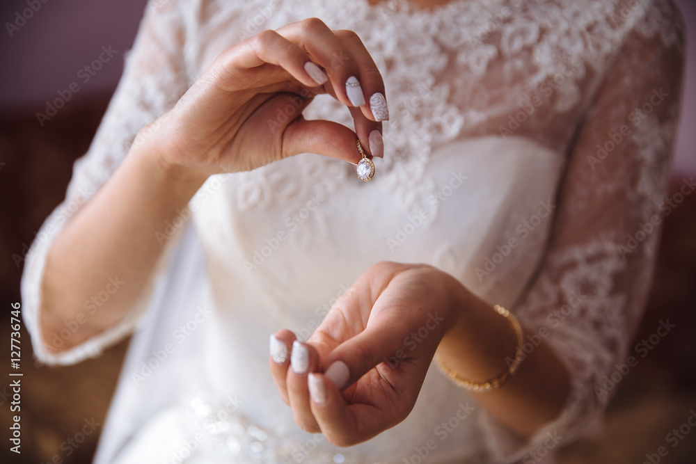 Earrind in the hands of the bride Earrind in the hands of the bride