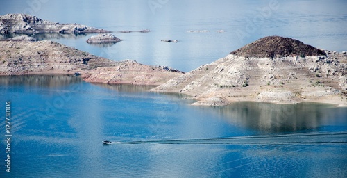 Foto Wake of a boat on the lake Mead-Nevada