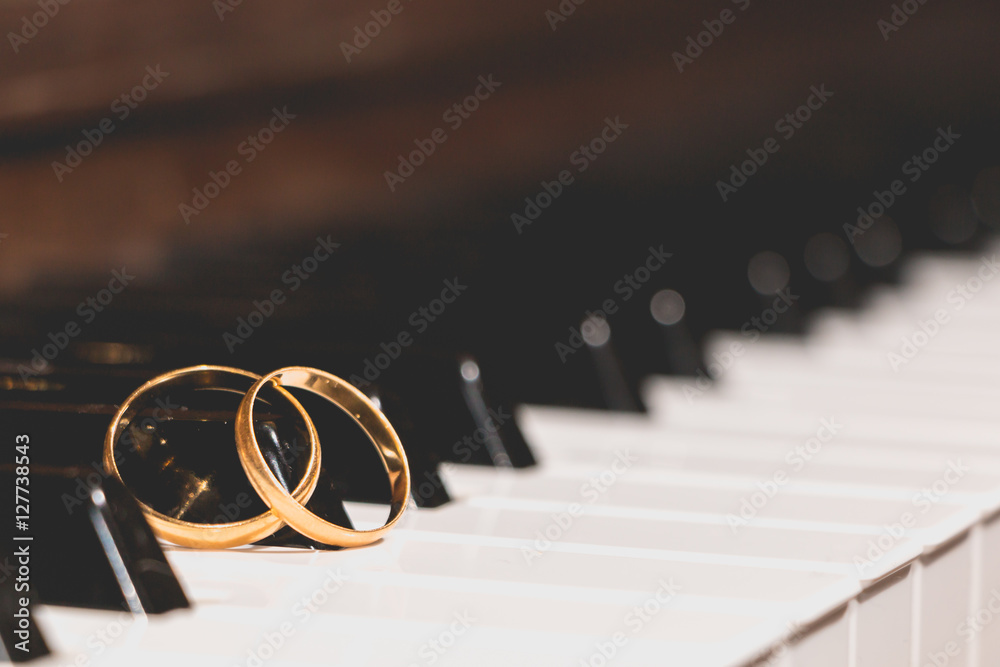 wedding rings piano key