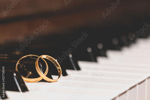 Obraz na płótnie wedding rings piano key w salonie