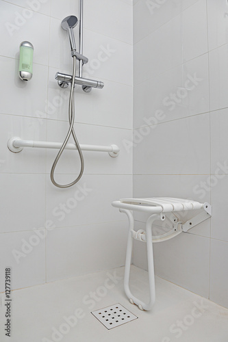 Cuadro en lienzo salle de bain douche équipée pour personnes handicapées