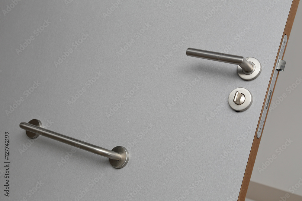 porte équipée pour personne handicapée avec barre de soutien porte équipée pour personne handicapée avec barre de soutien