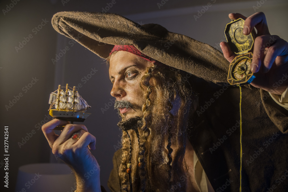 Naklejka premium mężczyzna przebrany za pirata Jacka Sparrowa