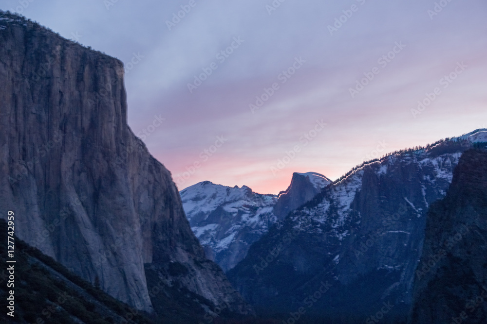 Obraz premium First light behind Half Dome prior to sunrise in Yosemite Ntional Park from Tunnel View