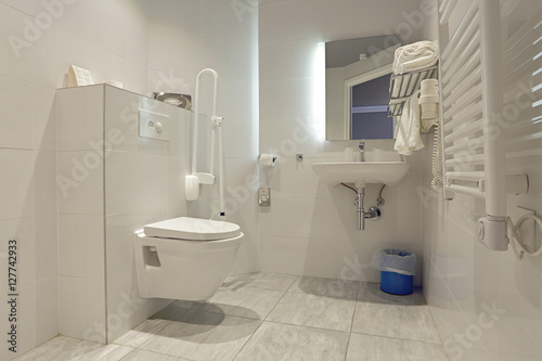 Fototapete salle de bain équipée pour personnes handicapées