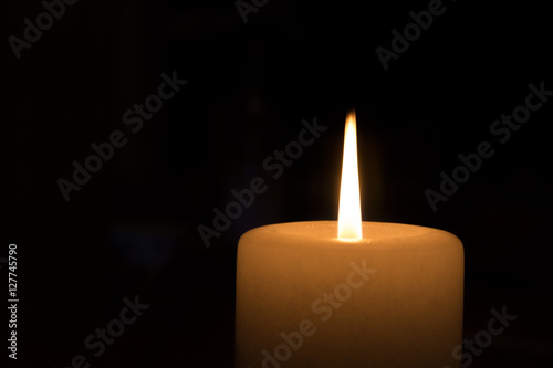 brennende Kerze in der Nacht