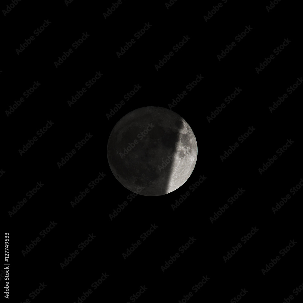 Fototapeta premium Mond fast vollständig verdunkelt