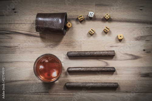 Wuerfelspiel, Zigarren und alkoholisches Getraenk / Wuerfelspiel, mit Zigarren und alkoholischem Getraenk in der Draufsicht fotografiert.