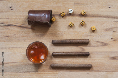 Wuerfelspiel, Zigarren und alkoholisches Getraenk / Wuerfelspiel, mit Zigarren und alkoholischem Getraenk in der Draufsicht fotografiert. photo
