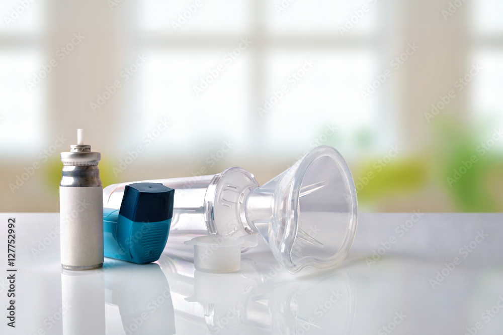 Cartridge inhaler and chamber and mask in room front view - obrazy, fototapety, plakaty 