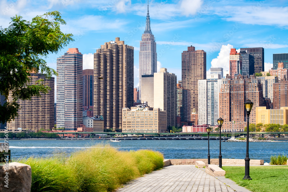 Naklejka premium Panoramę środkowego Manhattanu w Nowym Jorku w piękny letni dzień z parku w Queens
