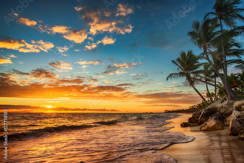 Fototapeta Naklejka Na Ścianę i Meble -  Sunrise on a tropical island. Landscape of paradise tropical beach.