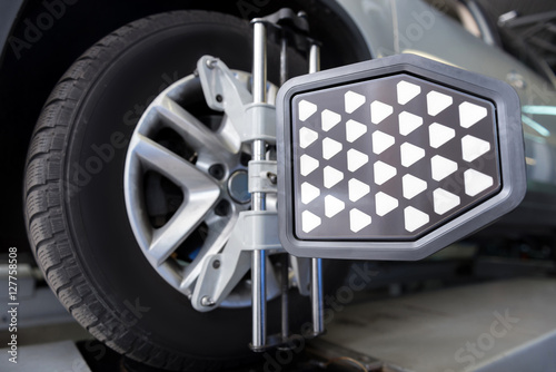 Φωτογραφία Car wheel fixed in alignment machine clap