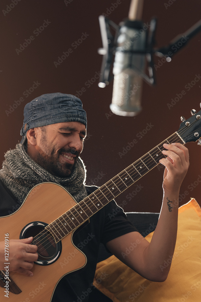 Obraz premium Young man singing in direct.