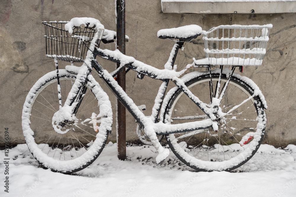 Bike covered with fresh snow in Montreal during snow storm (November 2016)