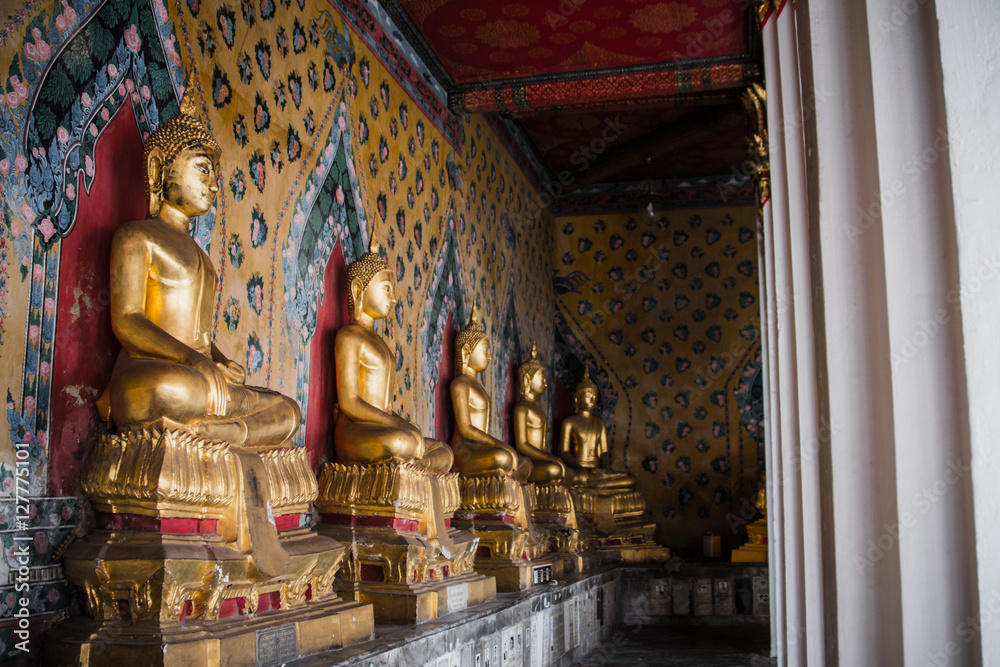 Fototapeta premium Row of Buddha gold and thai art architecture in Wat Arun buddhist temple in Bangkok, Thailand.Photo taken on: 21 November , 2016