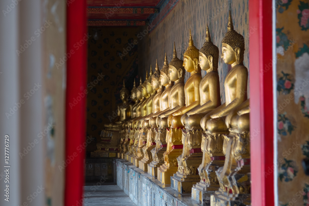 Fototapeta premium Row of Buddha gold and thai art architecture in Wat Arun buddhist temple in Bangkok, Thailand.Photo taken on: 21 November , 2016