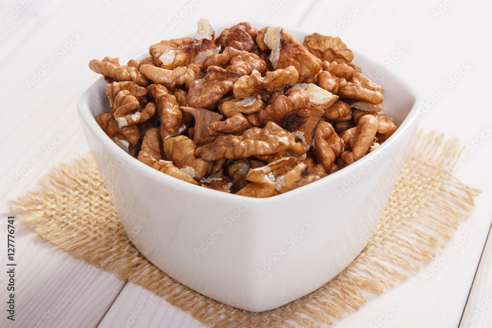 Walnuts containing zinc and dietary fiber, healthy nutrition