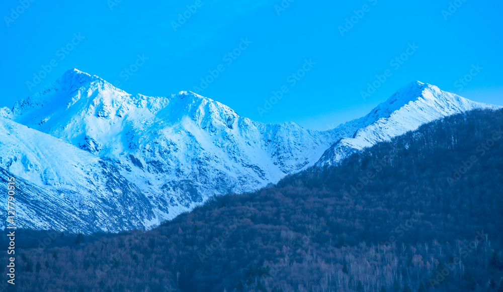 Obraz premium Winter on mountain ridge