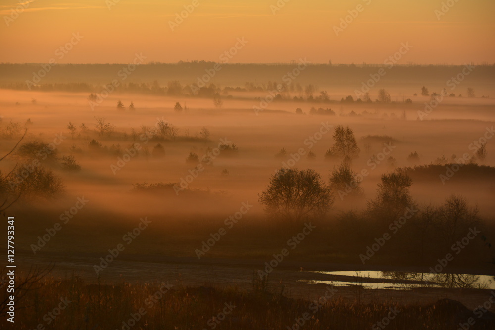 Nebelland in der neuen Landschaft nach dem Bergbau Nebelland in der neuen Landschaft nach dem Bergbau