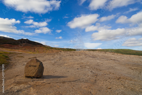 Geysir località geotermale con i geyser in islanda photo