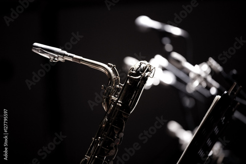 Sassofono jazz con sfondo nero