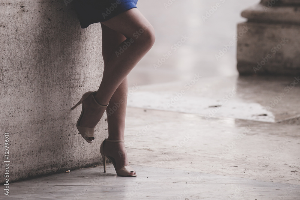 gambe di donna con i tacchi sulla strada Stock Photo | Adobe Stock
