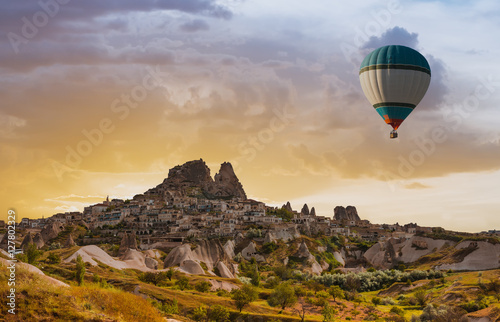 Colorful hot air balloons over valley Cappadocia © Kotangens