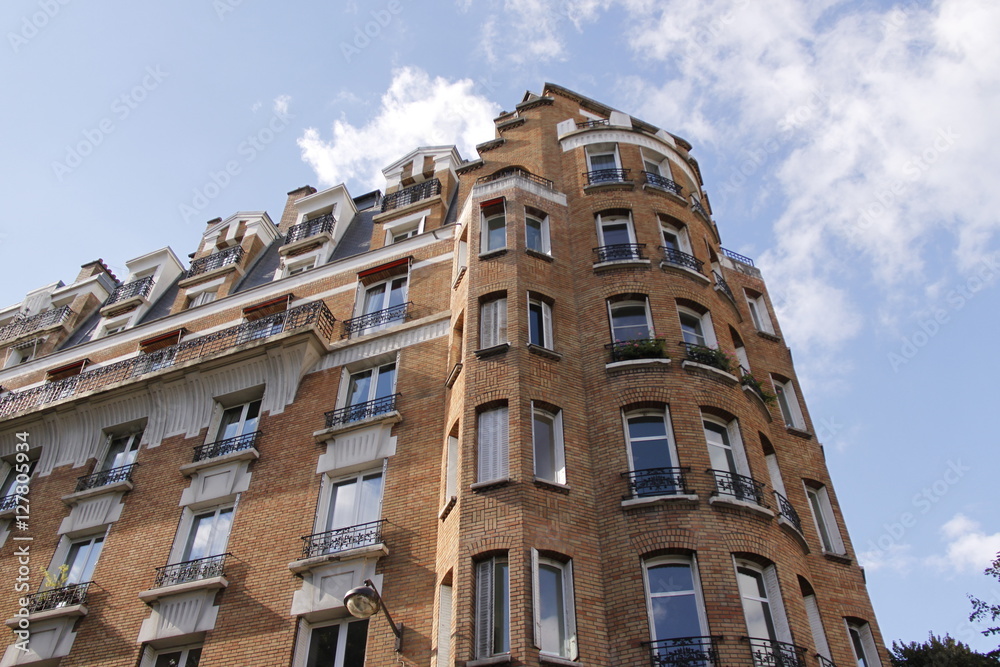 Immeuble en briques à Paris