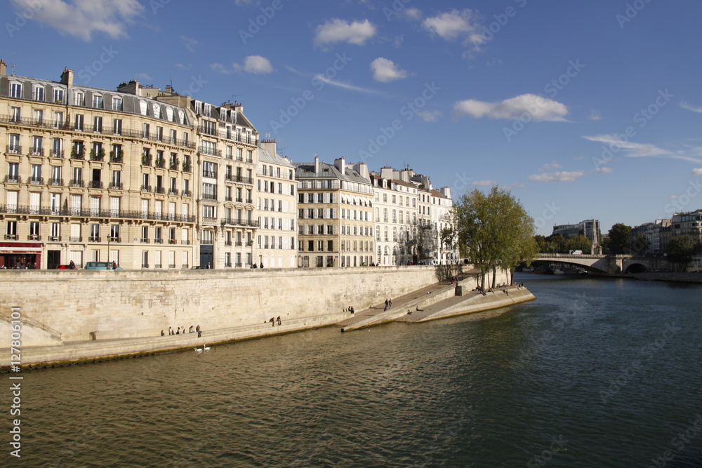 Quai de Seine sur l'île de la Cité à Paris