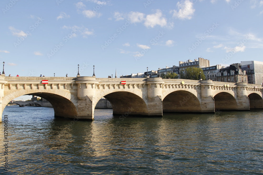 Pont Neuf sur la Seine à Paris	