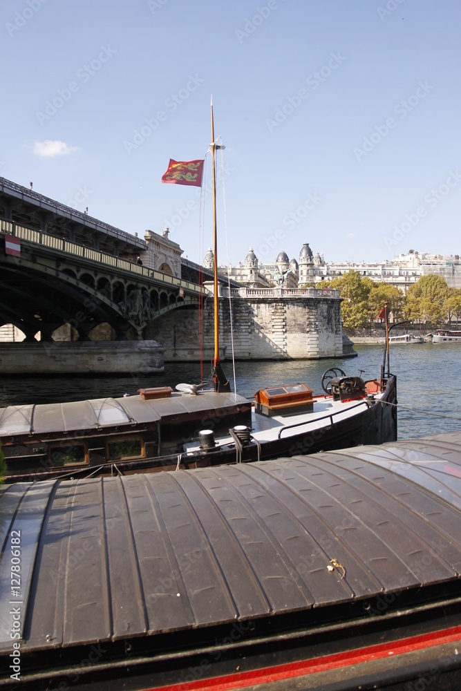 Fototapeta premium Péniche sur la Seine à Paris