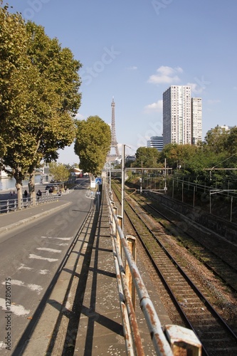 Tour Eiffel et chemin de fer à Paris