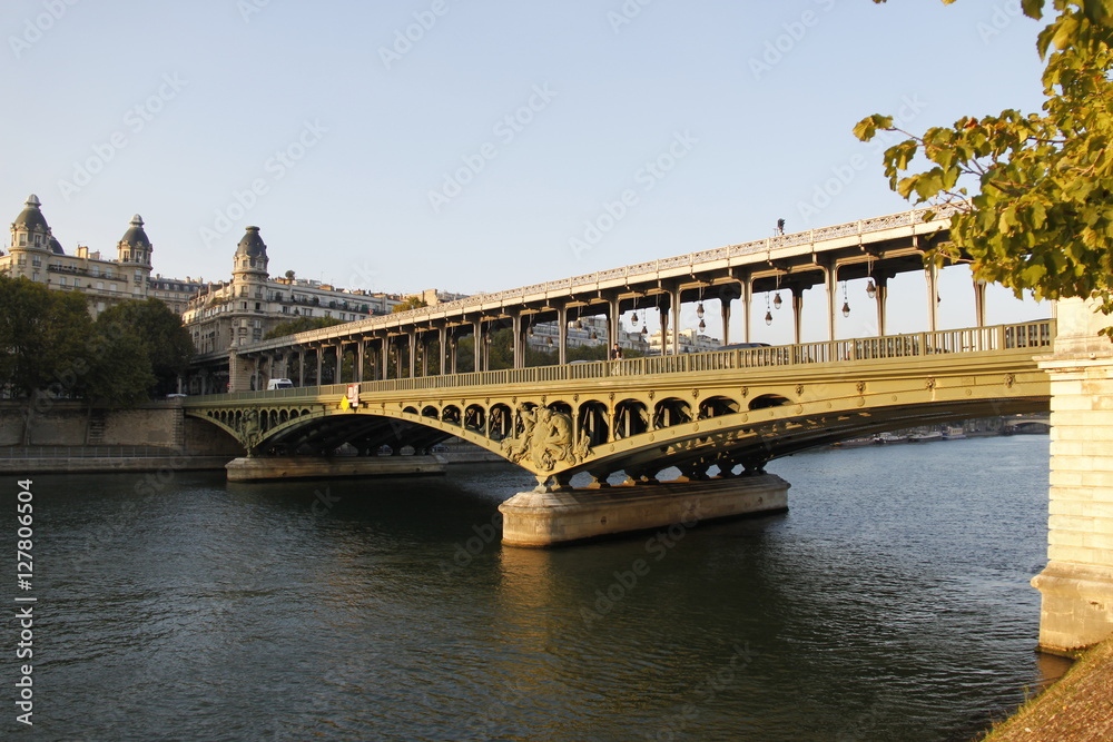 Pont de Bir Hakeim sur la Seine à Paris