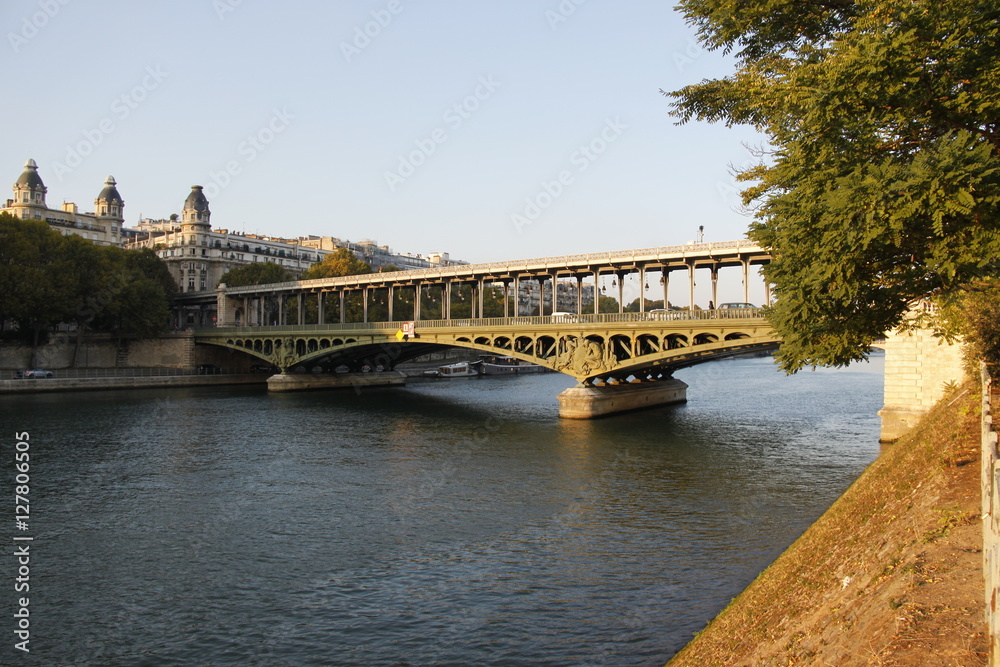 Pont de Bir Hakeim sur la Seine à Paris