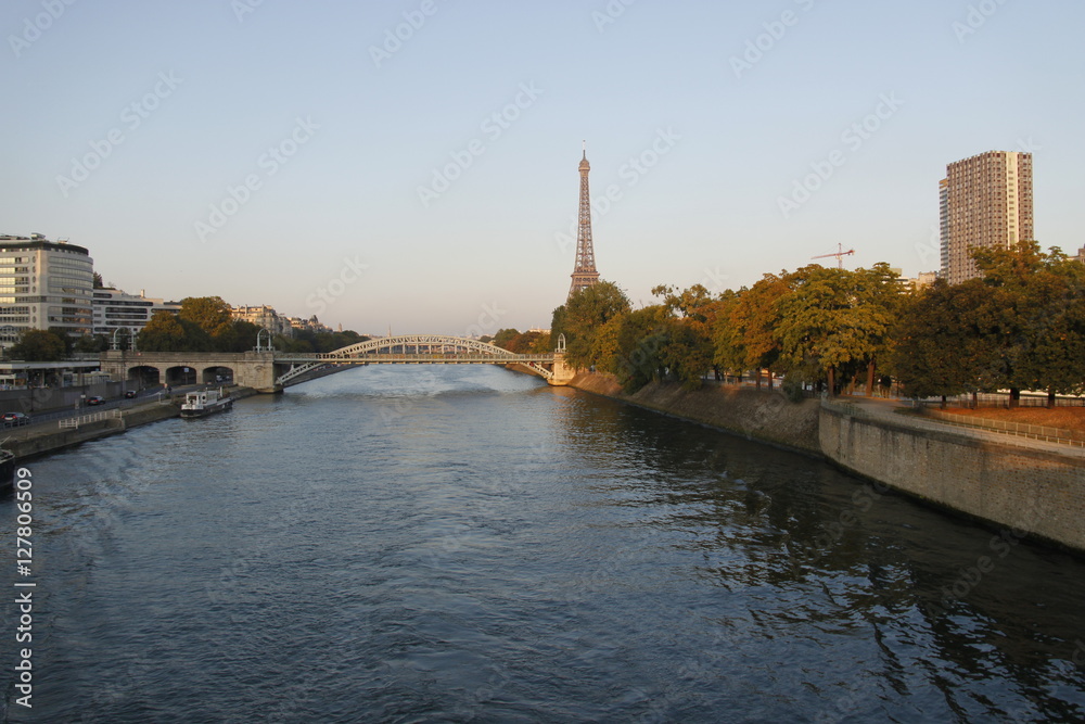 Obraz premium Tour Eiffel et la Seine à Paris