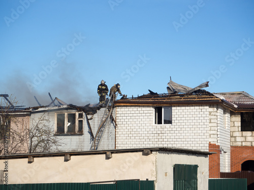 firefighters extinguish a fire © pavelkant