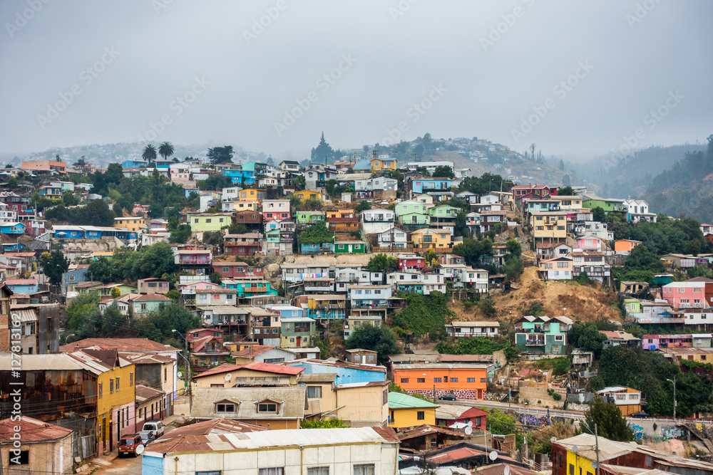 Blick über die farbenfrohen Häuser von Valparaiso, Chile