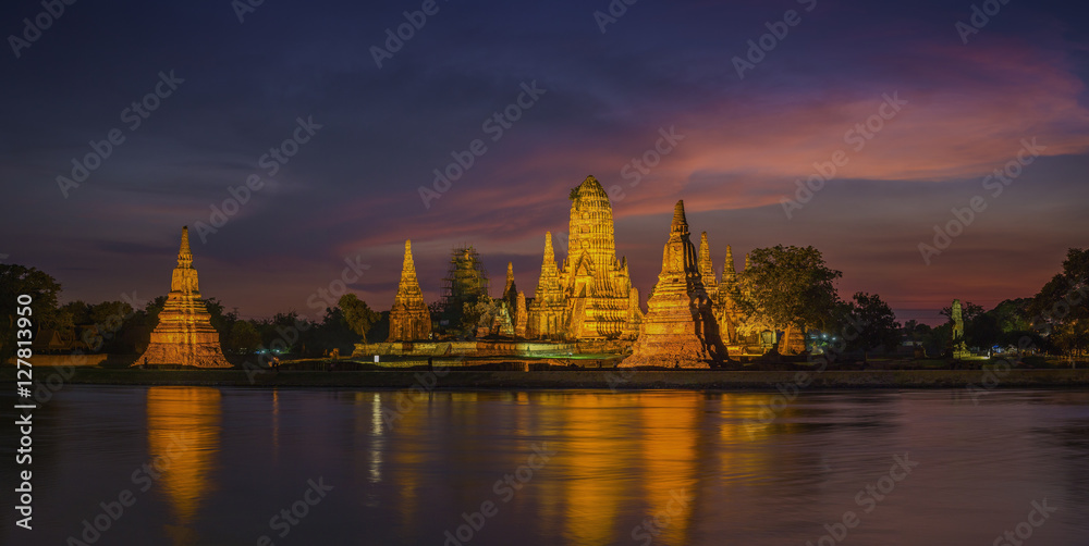 Obraz premium Old Temple wat Chaiwatthanaram of Ayutthaya Province( Ayutthaya
