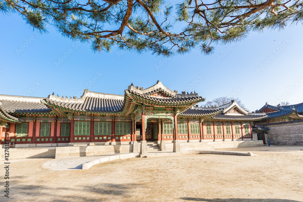 Naklejka premium Pałac Changdeokgung i punkt orientacyjny Huwon w Seulu, Korea Południowa