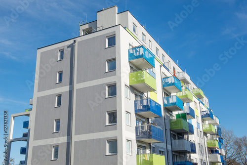 Hochhaus  mit grünen und blauen Balkonen