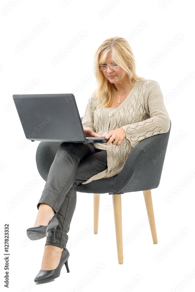 Naklejka premium Portrait of a mature woman using laptop
