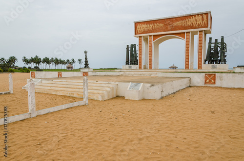 Foto Monument or memorial of the slave trading time at the coast of Benin near Ouidah