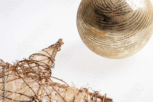 Weihnachtsdekoration Stern Goldkugel vor Weiss  photo