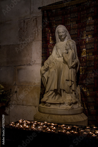 Φωτογραφία Sculpture of Saint Anne and the young Virgin Mary in Church of St