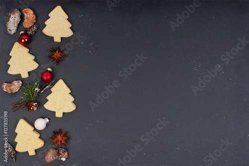 Weihnachtskekse mit Deko auf Schieferplatte
