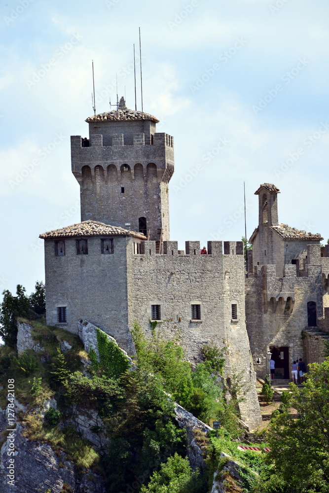 antico castello medioevale, i muri, la torre, la merlatura antico castello medioevale, i muri, la torre, la merlatura